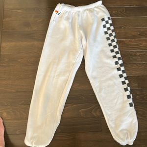 Med Aviator nation, sweatpants.